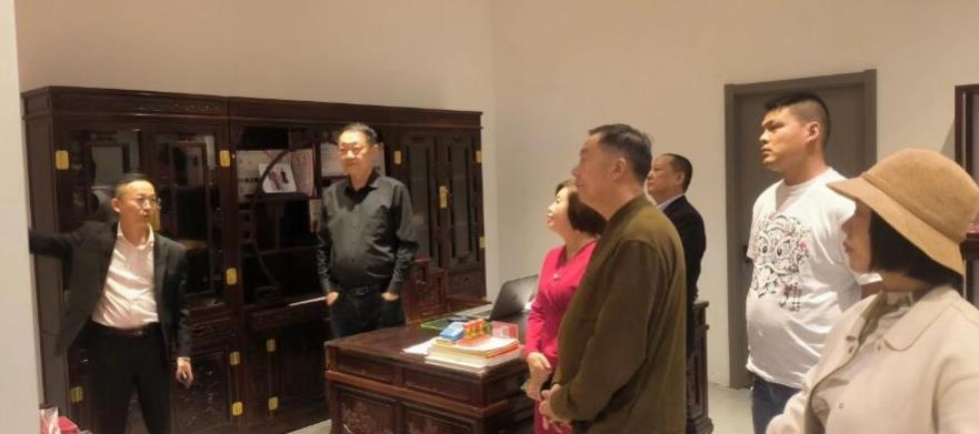 陕西省河南信阳商会走访御明檀红木家具工厂直营店